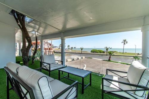 Ocean Drive Splendor Awaits