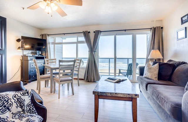 Ocean Front Condo! Nye Beach! Walk to Everything!