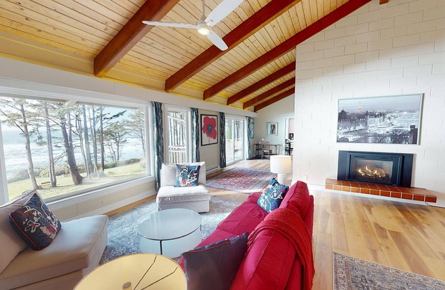 Ocean Front Eagle at Oregon House, Stairs to the Beach!