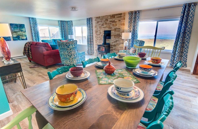 Ocean Front Home On A Quiet Beach Near Yachats! Hot tub!