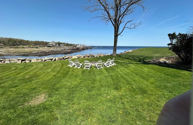 Ocean front, quiet remote area minutes from Downtown York and Ogunquit