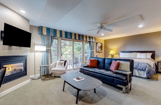 Ocean/mountain view condo with balcony & lovely location near Moran SP