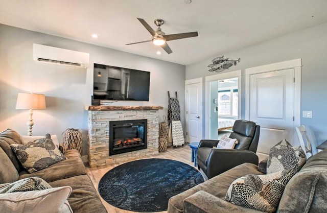 Ocean Shores Getaway with Fireplace and Hot Tub!