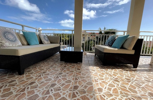 Ocean Breeze w/city view.nApt safe-friendly area!n