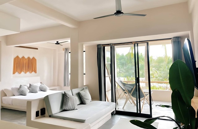 Ocean View Loft | Queen Bed | Top Floor | Clean
