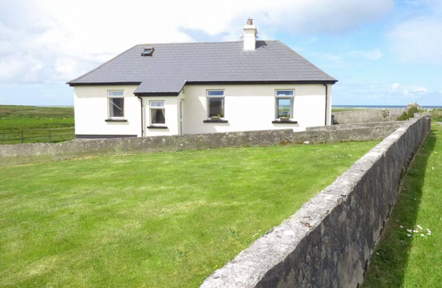 OCEAN VIEW, pet friendly, with open fire in Louisburgh, County Mayo