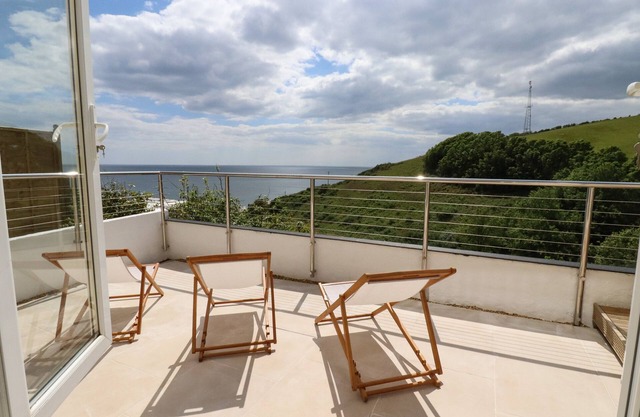 OCEAN VIEW, pet friendly, luxury holiday cottage in Downderry