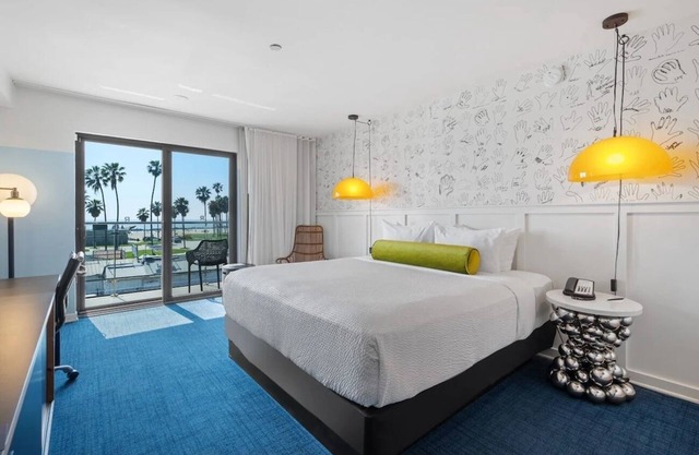 Ocean View Room in Venice Beach | Balcony | Free Breakfast | Rooftop Lounge