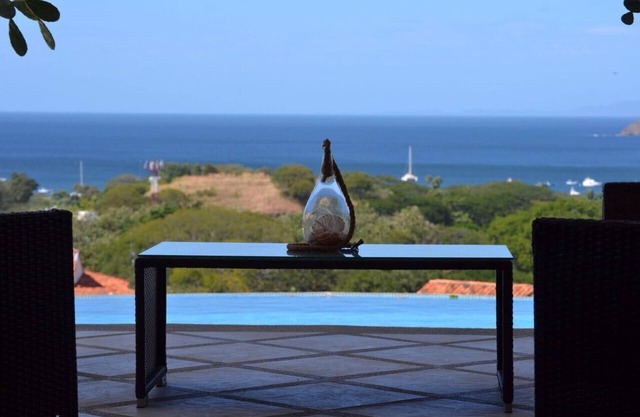 Ocean View Single Story House with Private Infinity Pool. 10 min walk to Beach
