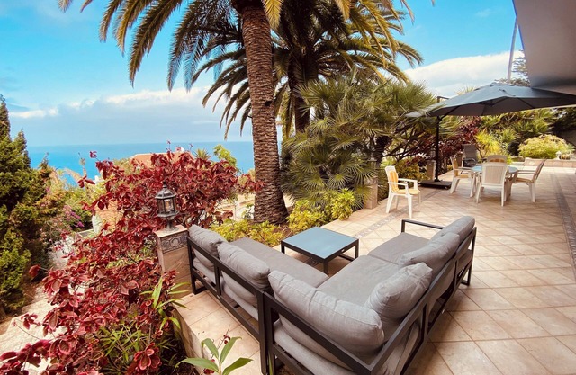 Ocean views in an oasis of lush vegetation. Jacuzzi and peace and quiet