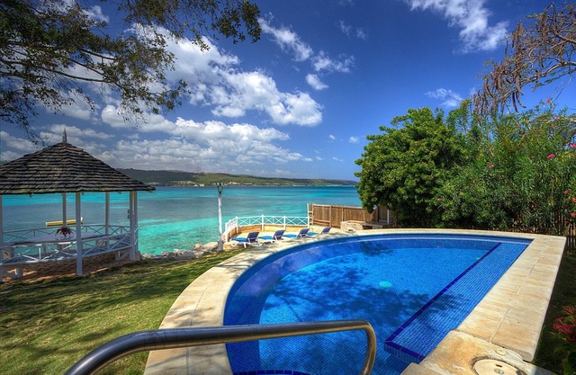 Oceanfront 4 bdrm Cottage w/views Private Pool Staff Beach Access