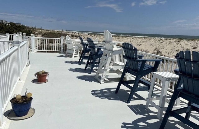 OCEANFRONT Adorable Cottage! Perfect For a Couple or Small Family of 4!