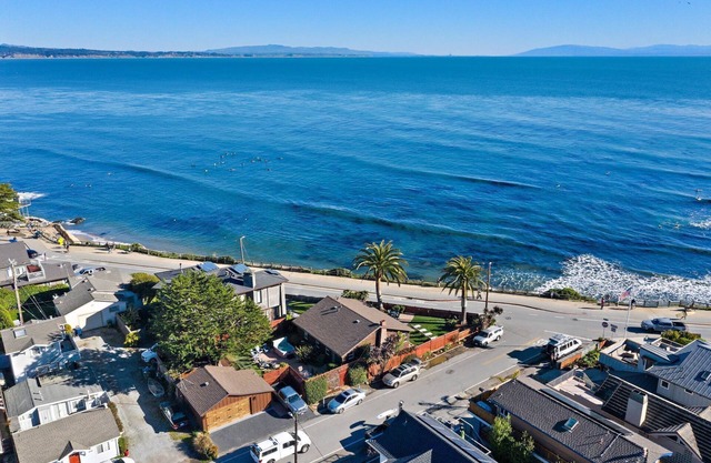 Oceanfront Beach Bungalow at Pleasure Point Surfing Beach!