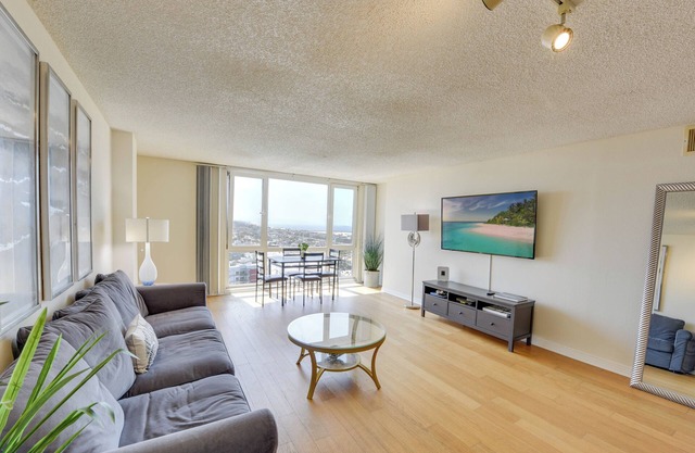 Oceanfront Bliss, Beach & Marina Views, Roomy 1BR