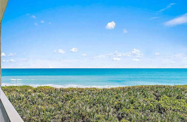 ✨Oceanfront🌊 Breathtaking View🏖️ Central Location📍 Pool🏊‍♂️ Modern Elegance✨