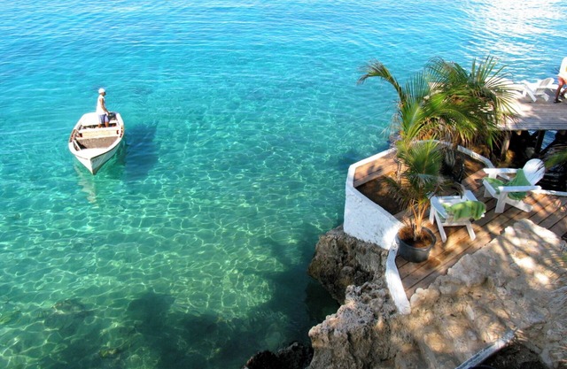 Oceanfront Caribbean styled bungalow situated on a clip above the Caribbean Sea.