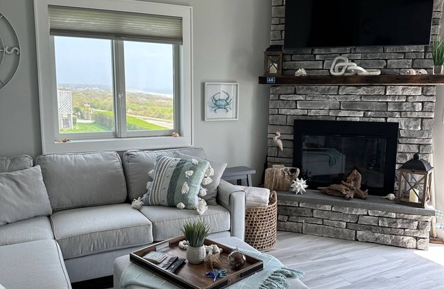 Oceanfront Corner Unit Condo in Beautiful Montauk - steps to beach and town!