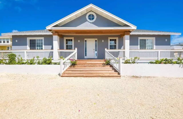 Oceanfront home! 7 Bdrm Beachfront Villa, heated Pool, 2bedroom cottage