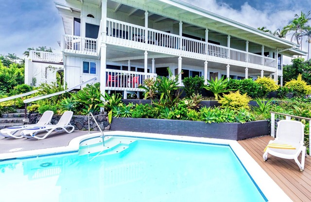 Oceanfront in Hilo Hale Kai Suites Bamboo Room - King Bed, Private Bathroom