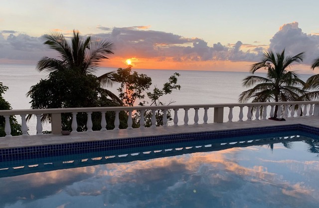 Oceanfront luxury - 4 beds, AC, 3 bedrooms, king bed, WiFi, gated