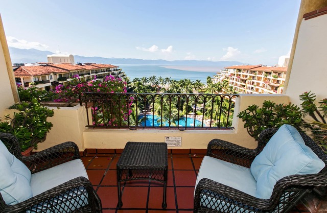 Oceanfront Penthouse Condo in 5 Star Resort with Oceanview