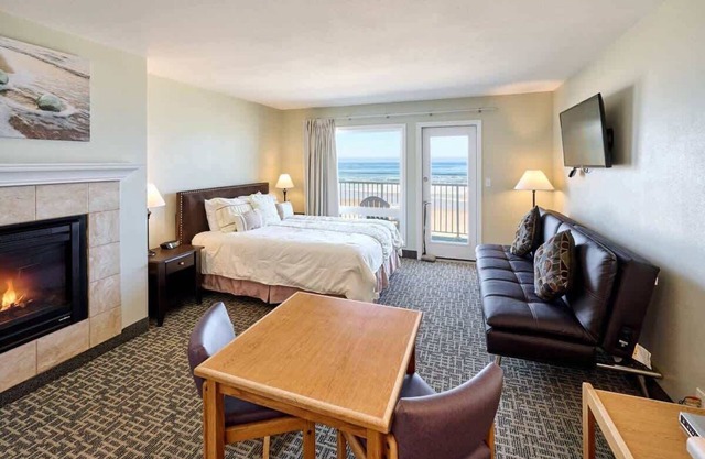 Oceanfront Studio With Full Kitchen - Beach Access - Pool & Hot Tub!