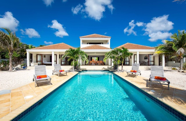 Oceanfront Villa w/5 bedrooms & pool -Near Beaches & Restaurants - Coral Estate