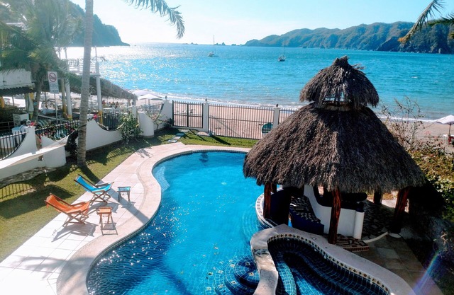 Oceanfront Villa with garden and pool, on the beach. Individual rooms 125/nt.