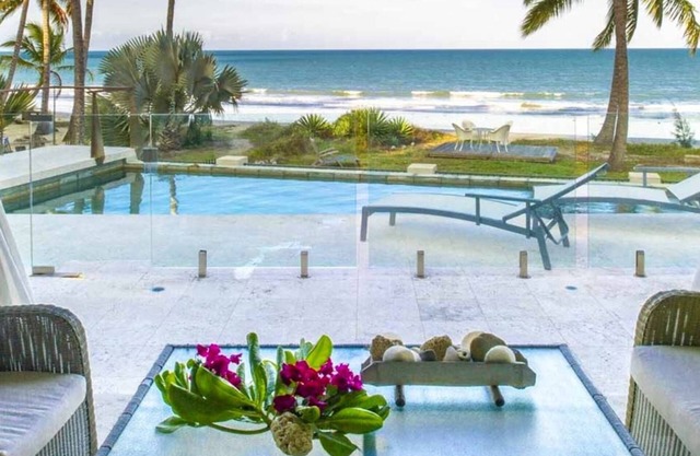 Oceans Edge Oak Beach - absolute beachfront with private pool