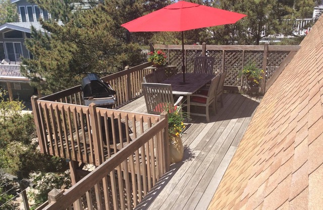 Oceanside, 1 minute walk to beach, large deck, ample parking, ac