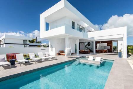 Oceanside 2 Bedroom Luxury Villa with Private Pool, 500ft from Long Bay Beach -V6