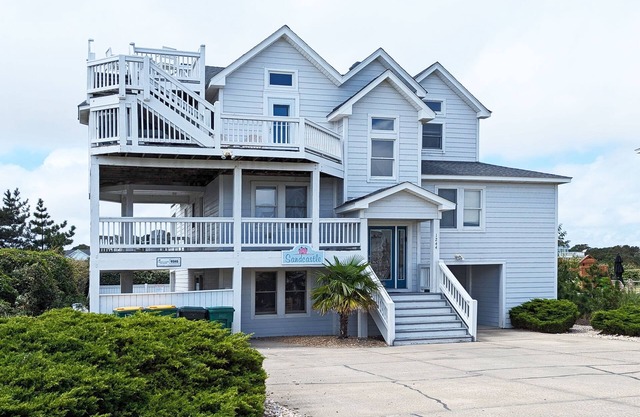Oceanside dog-friendly home w/private pool, hot tub & rec room with pool table