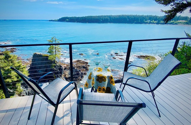 Oceanspray:2-bdrm apartment where you'll feel the ocean spray!