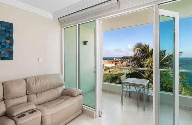 Oceanview Sub Penthouse, Walk to Beach & Pool