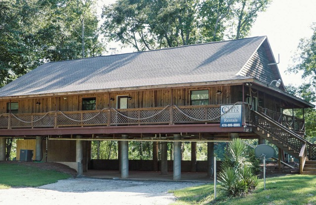 Ocmulgee River Lodge ~ Sleeps 12 ~ 5 Private Suites ~River Access