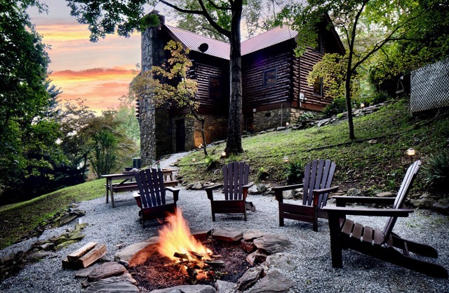 Oct Availability26-29 Open! Amazing Views, Log Cabin, Hot Tub and Fire Pit