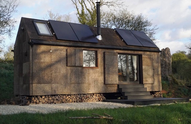 Off-grid Cabin, Outdoor Bath, 15 min from Bruton
