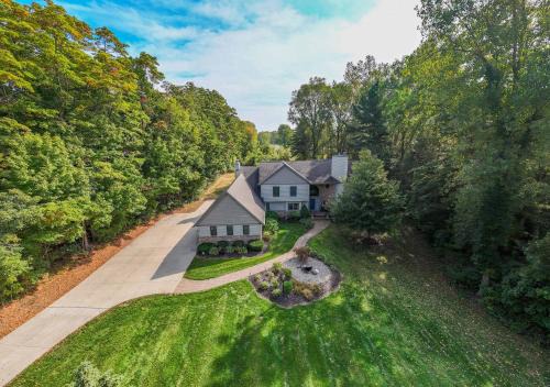 Off The Hook Spacious Home with Pool Firepit Large Yard