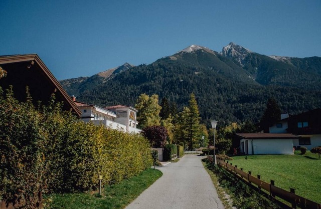 Offers space for up to 8 people Chalet Solymont by MoniCare in a quiet and sunny location
