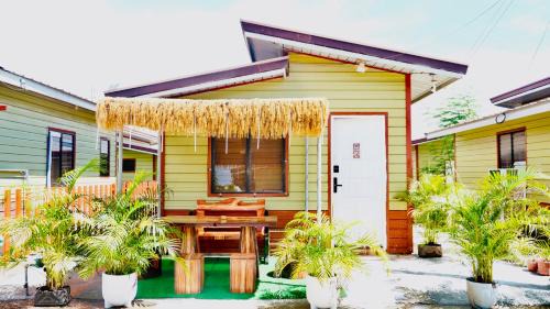 Olango Island - S&E-1 Tiny Guest House Fully Furnished with Hot Shower, Washer, Wi-Fi, Netflix