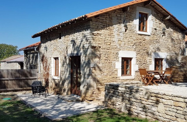 Old Atelier Gite: 4-Star Old Stone Cottage with Private Garden and Free Wi-Fi