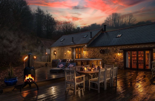 Old Barn - sleeps 10 guests in 5 bedrooms
