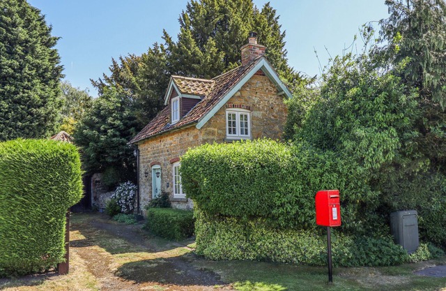OLD BLACKSMITHS COTTAGE, pet friendly, with a garden in Market Rasen