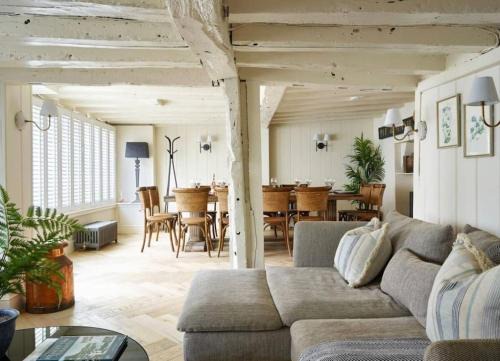 Old Coach House & Dolls House - Sleeps 24