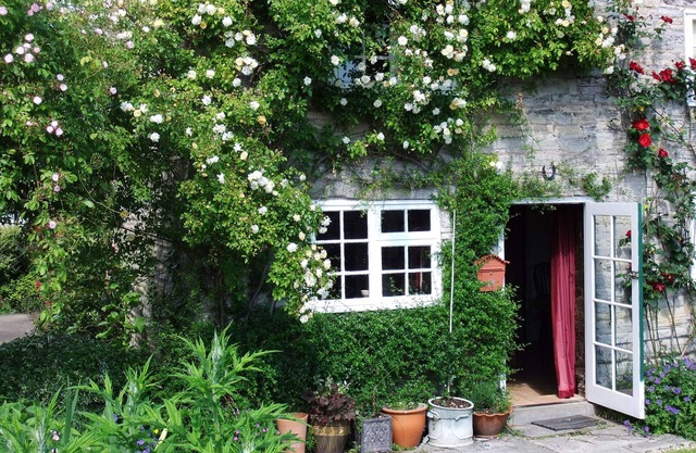 Old detached stone cottage in Shakespeare country