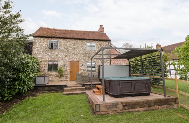 OLD FARM COTTAGE, pet friendly, with hot tub in Tenbury Wells