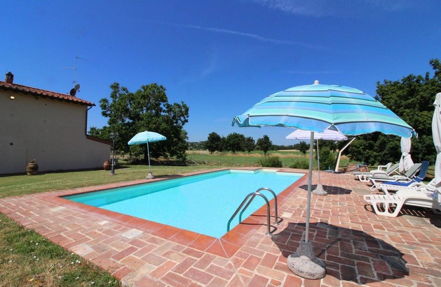 Old farmhouse with private swimming pool and large outdoor area. Situated near the village of Foiano