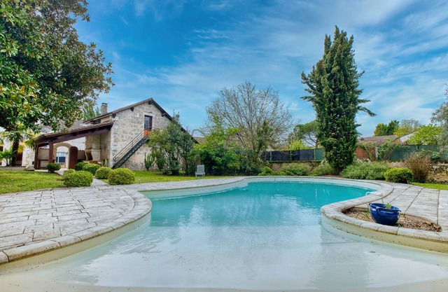 Old house with pool in the heart of Périgord