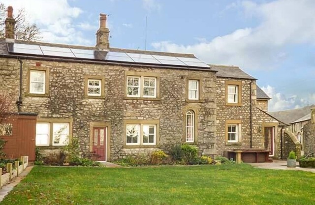 OLD HALL COTTAGE, family friendly, with hot tub in Settle
