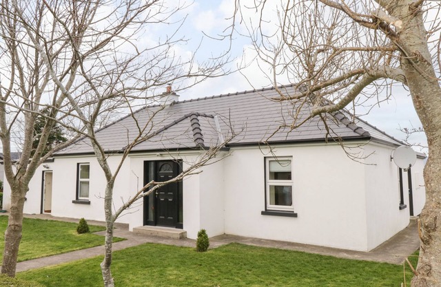 OLD HEAD VIEW, pet friendly, with a garden in Louisburgh, County Mayo